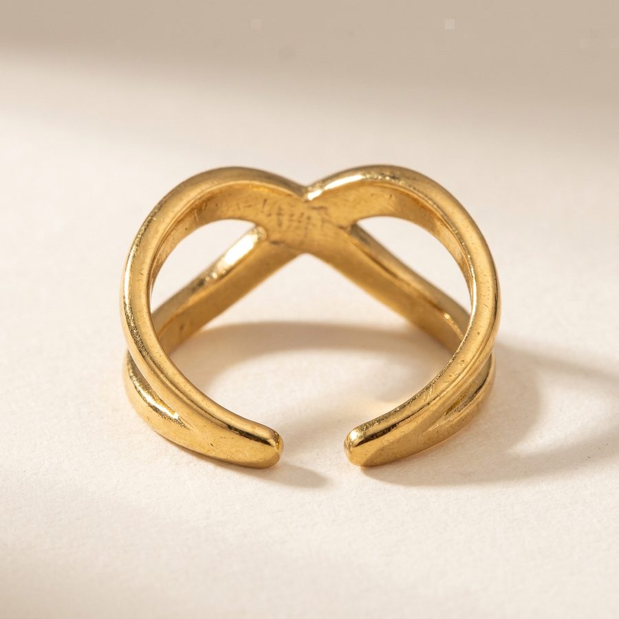 Crossed ring showing the open band ends