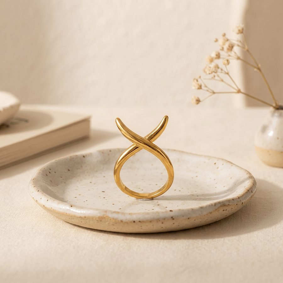 Crossed band ring on a ceramic dish