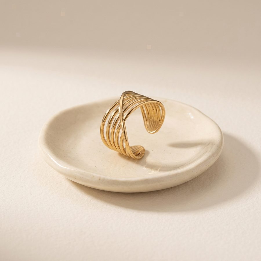 Crossover ring on a ceramic dish