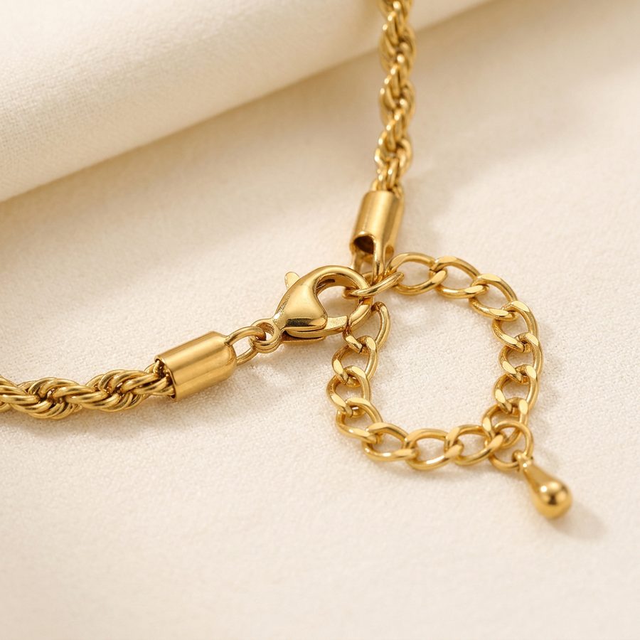 Clasp and 5cm extension chain detail
